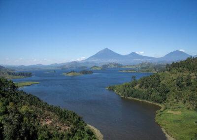 Vistes del volcà des del llac Mutanda